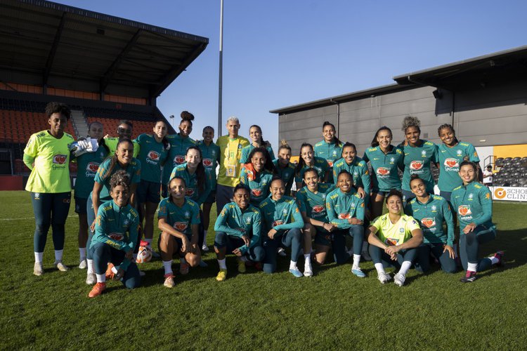 Richarlison visita treino da Seleção Feminina Principal na Inglaterra.