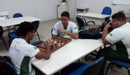 A atividade tem como objetivo desenvolver habilidades de raciocínio lógico e estratégia entre os estudantes do Centro de Educação Profissional. (Foto: Divulgação/Seduc)