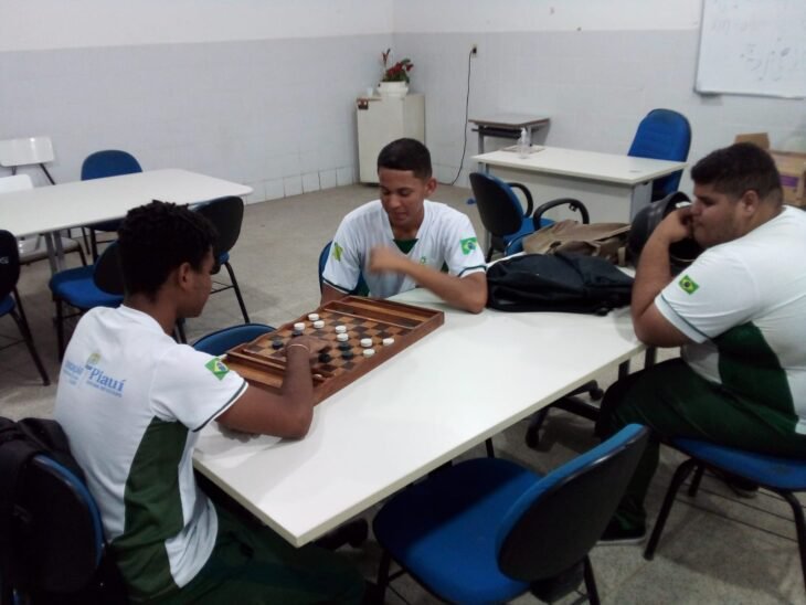 A atividade tem como objetivo desenvolver habilidades de raciocínio lógico e estratégia entre os estudantes do Centro de Educação Profissional.