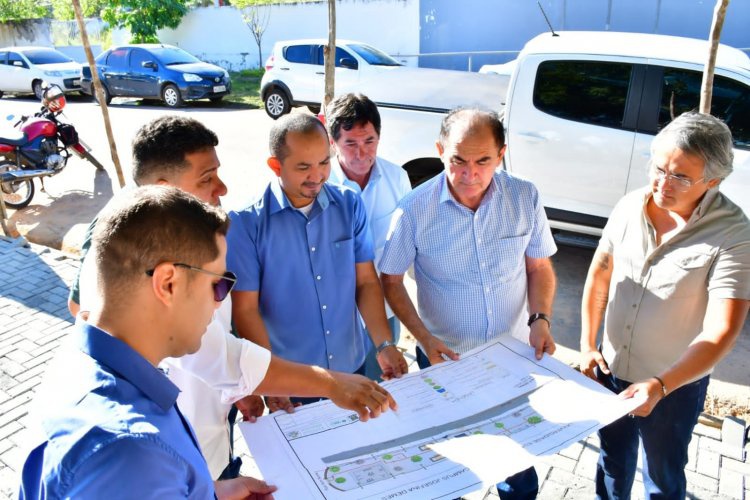 A previsão é de que a praça seja concluída ainda em junho e entregue no aniversário da cidade.