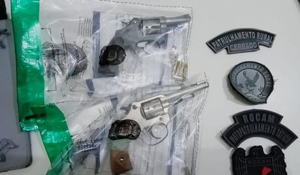 Armas apreendidas durante a ação policial. (Foto: Reprodução)