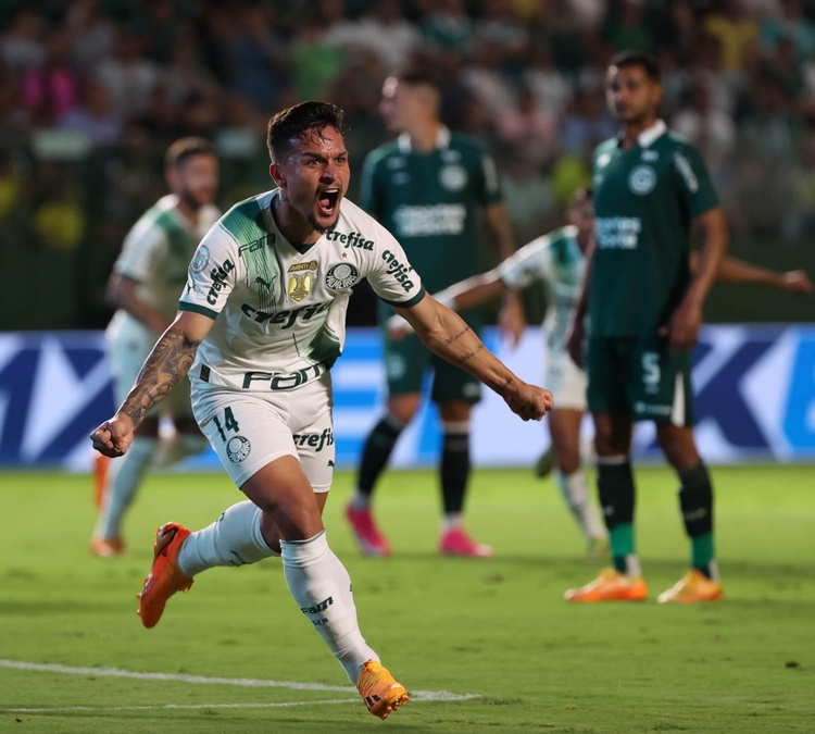 Artur abriu o placar da goleada de 5 a 0 do Palmeiras sobre o Goiás.