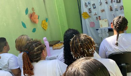 As internas tiveram a oportunidade de verem as fotos de seus filhos e netos estampadas em um mural . (Foto: Reprodução/Sejus)