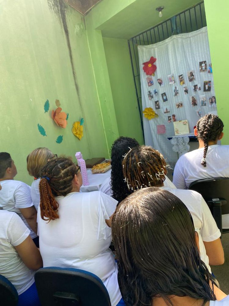 As internas tiveram a oportunidade de verem as fotos de seus filhos e netos estampadas em um mural .