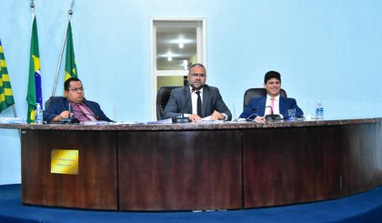 As leis foram aprovadas por unanimidade pelos vereadores presentes. (Foto: Ascom/Câmara Municipal de Floriano)