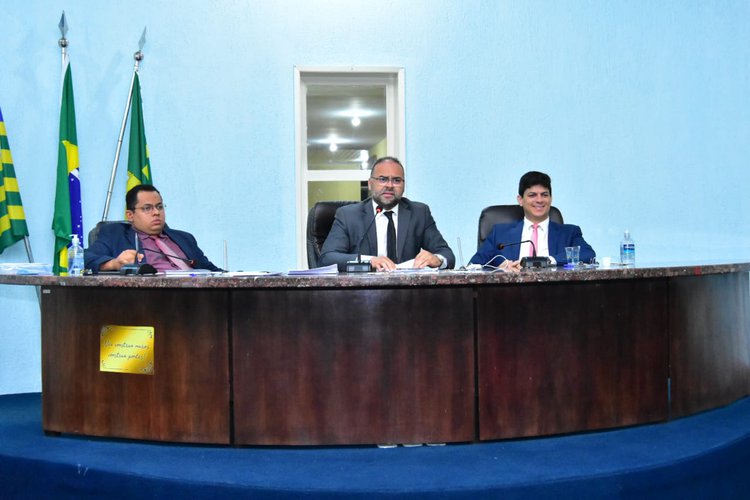 As leis foram aprovadas por unanimidade pelos vereadores presentes.