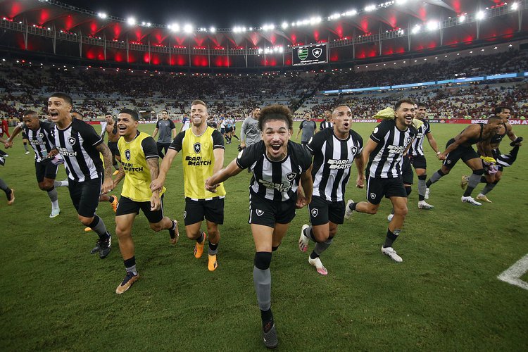 Botafogo volta a liderar o Campeonato Brasileiro após quase dez anos.