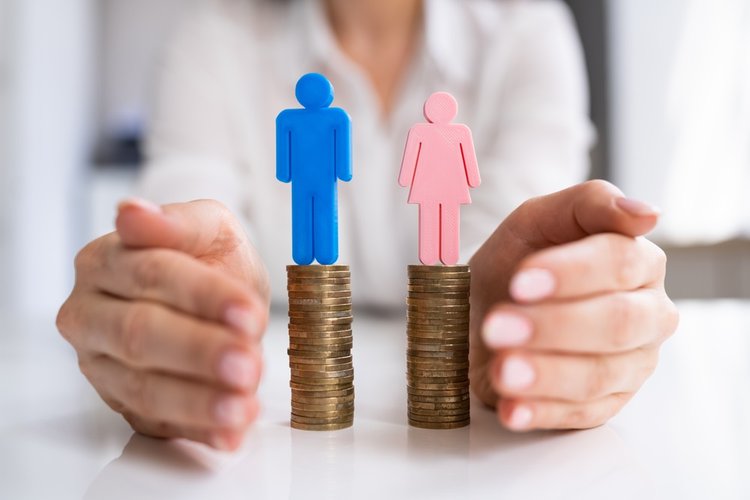 Câmara aprova projeto de lei que garante salários iguais para homens e mulheres.