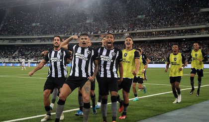 Com dois de Tiquinho, Botafogo vence e reassume a ponta do Brasileiro. (Foto: Vitor Silva/Botafogo)