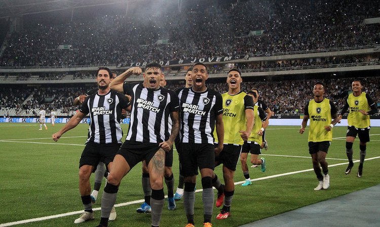 Com dois de Tiquinho, Botafogo vence e reassume a ponta do Brasileiro.