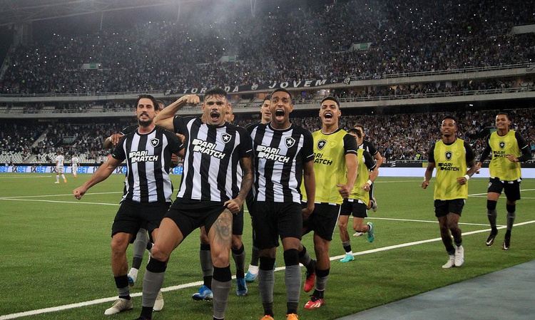 Com dois de Tiquinho, Botafogo vence e reassume a ponta do Brasileiro.