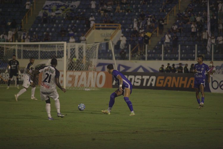 Confiança sai atrás, mas consegue virada sobre o Altos na Série C.