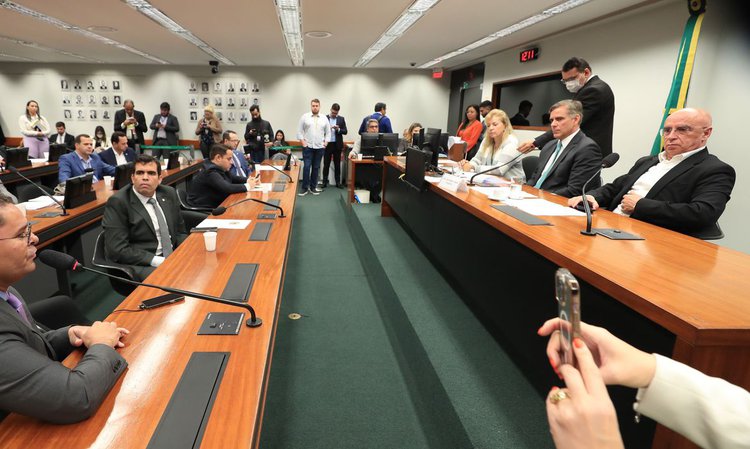 Conselho de ética da Câmara abre processo contra sete deputados.