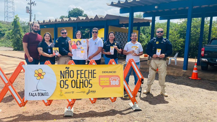 Distribuição de material educativo alerta sobre os riscos e consequências da exploração sexual infantil.