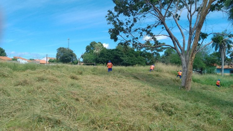 Floriano: Infraestrutura e Esportes iniciam roço e capina nos campos de várzea da cidade.