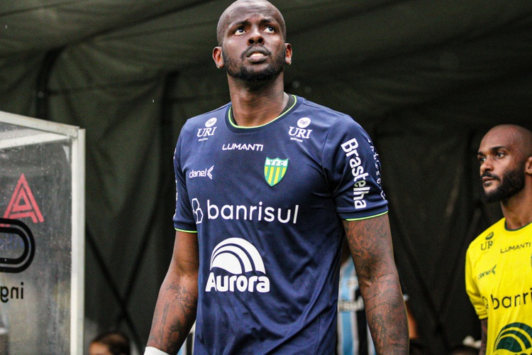 Goleiro Caíque, do Ypíranga-RS, vítima de racismo em jogo contra o Altos-PI, na Série C.
