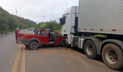 Jovem morre após colidir carro contra carreta no interior do Piauí. (Foto: Reprodução/Cidades na Net)
