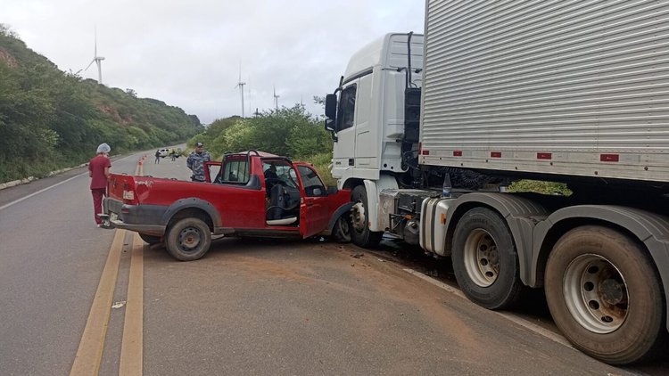 Jovem morre após colidir carro contra carreta no interior do Piauí.