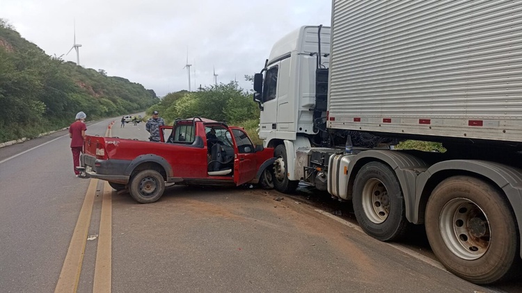 Jovem morre após colidir carro contra carreta no interior do Piauí.