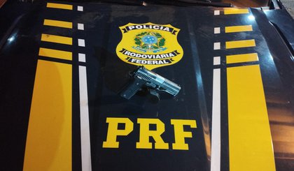 O homem responderá pelo crime de Porte ilegal de Arma de Fogo e Munições. (Foto: Divulgação/PRF)