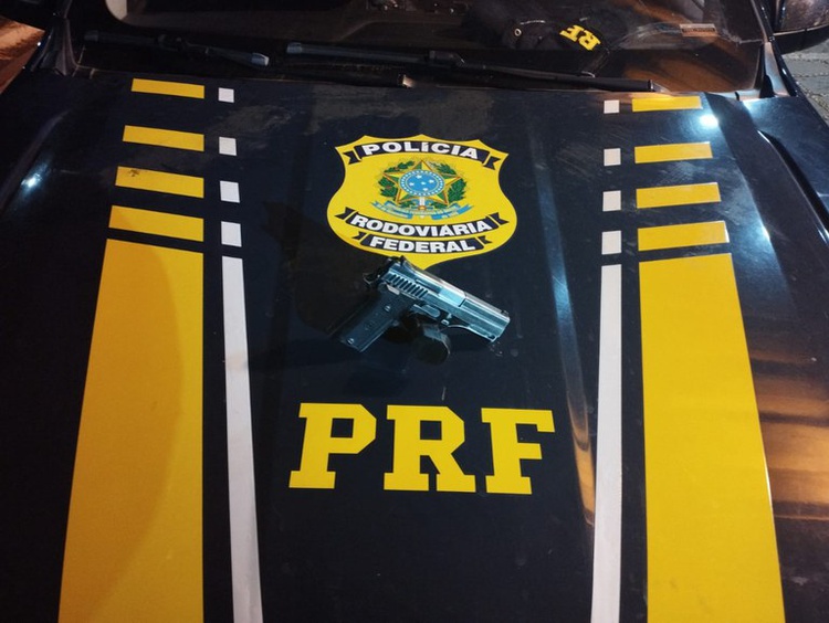 O homem responderá pelo crime de Porte ilegal de Arma de Fogo e Munições.