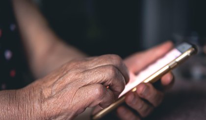 O procedimento é realizado de forma digital por meio do aplicativo MEU RPPS. (Foto: Freepik)