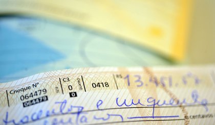Para maior segurança, cheques terão mudanças a partir de 2 de outubro. (Foto: Arquivo/ Agência Brasil)