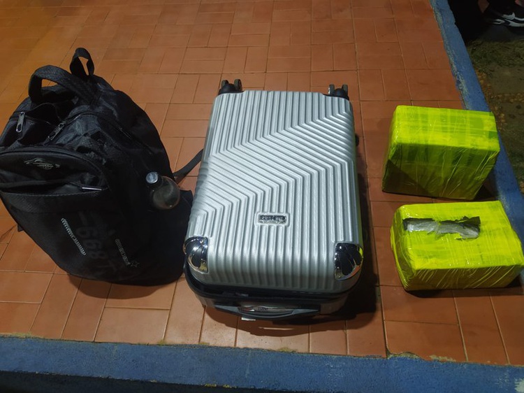 Passageira de ônibus é presa com R$ 1,6 milhão em cocaína durante abordagem da PRF em Picos (PI).