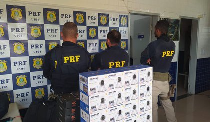 PRF apreende carregamento ilegal com 140 produtos eletrônicos em Floriano (PI). (Foto: Divulgação/)