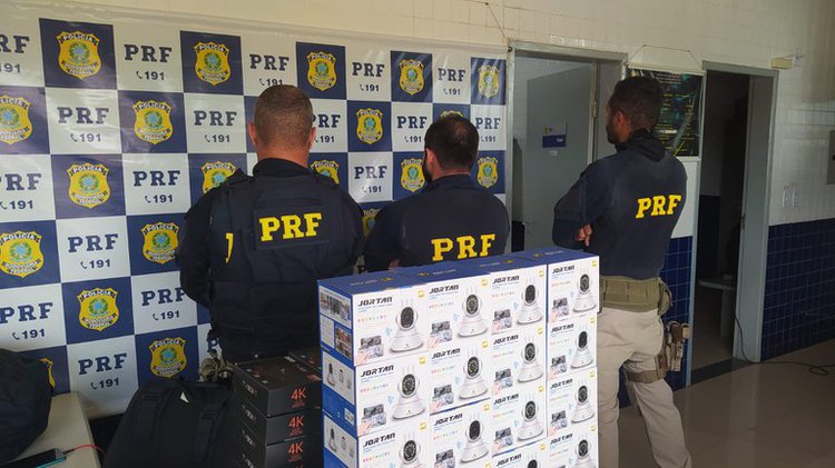PRF apreende carregamento ilegal com 140 produtos eletrônicos em Floriano (PI).