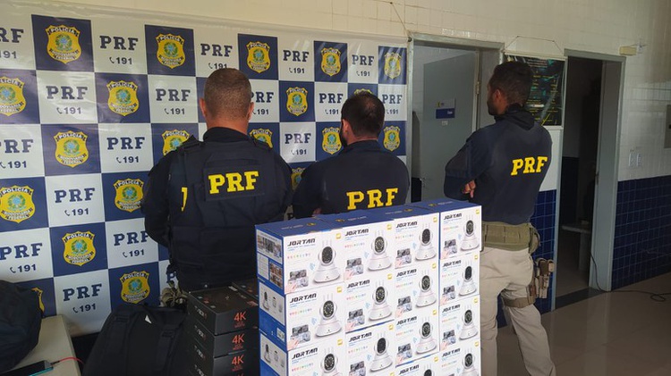 PRF apreende carregamento ilegal com 140 produtos eletrônicos em Floriano (PI).