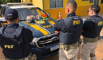 PRF descobre 14 Kg de cocaína em compartimentos ocultos de veículo. (Foto: Divulgação/PRF)