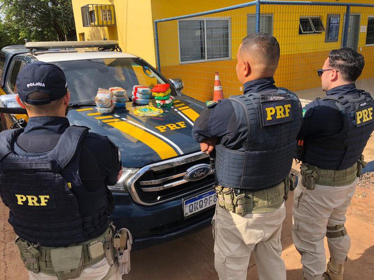 PRF descobre 14 Kg de cocaína em compartimentos ocultos de veículo.