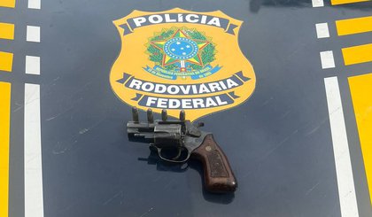 PRF flagra motorista na contramão e apreende arma de fogo irregular em Gilbués (PI). (Foto: Divulgação/PRF)