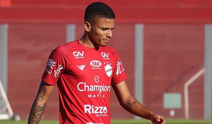 Romário, ex-Vila Nova, também recebeu do STJD uma multa de R$ 25 mil. (Foto: Vila Nova Futebol Clube/Facebook)