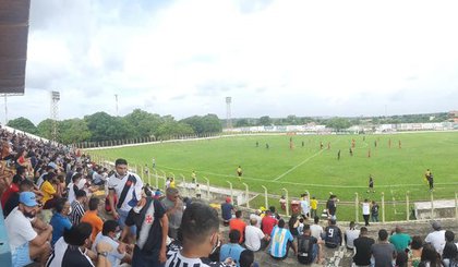 Torcida do Corisabbá presente no estádio Tiberão, em Floriano. (Foto: Reprodução)