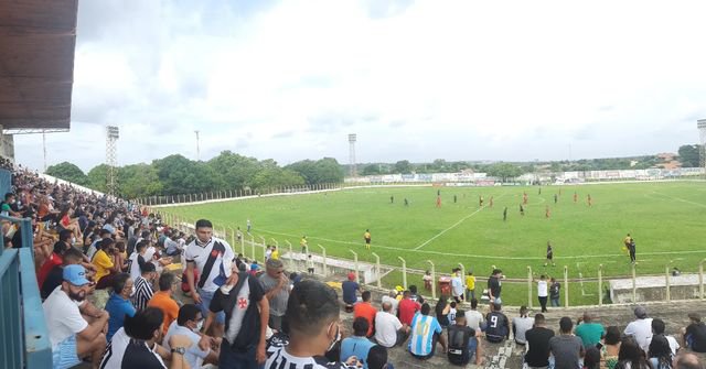 Torcida do Corisabbá presente no estádio Tiberão, em Floriano.