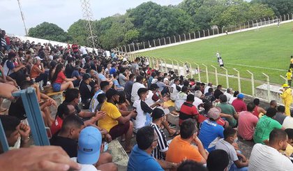 Torcida do Corisabbá presente no estádio Tiberão, em Floriano. (Foto: Reprodução) Torcida do Corisabbá presente no estádio Tiberão, em Floriano. (Foto: Reprodução)