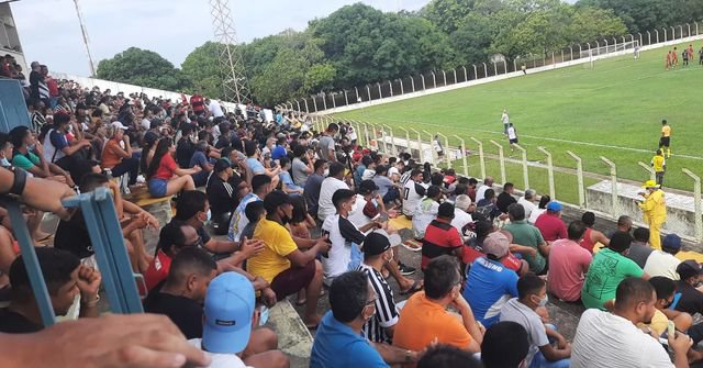 Torcida do Corisabbá presente no estádio Tiberão, em Floriano.
