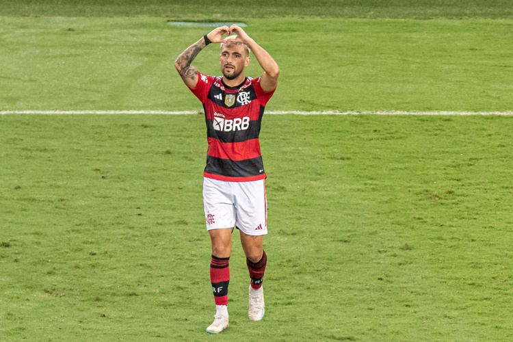 Arrascaeta, aniversariante do dia, abriu o placar para equipe Rubro-Negra.