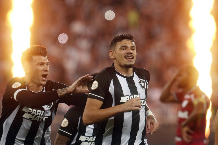 Botafogo conquistou a oitava vitória no Brasileirão Assaí diante do Fortaleza.