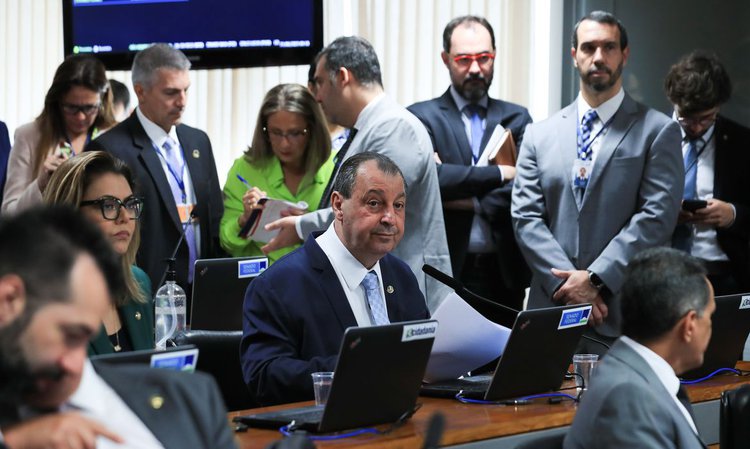 Comissão do Senado aprova relatório do novo arcabouço fiscal.