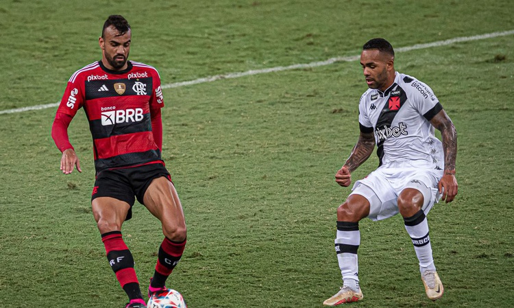 Em momentos opostos, Vasco e Fla disputam clássico pelo Brasileiro.
