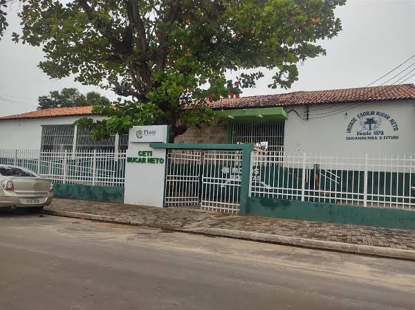 Floriano: Adolescente fica ferido por golpes de facão na frente de escola.