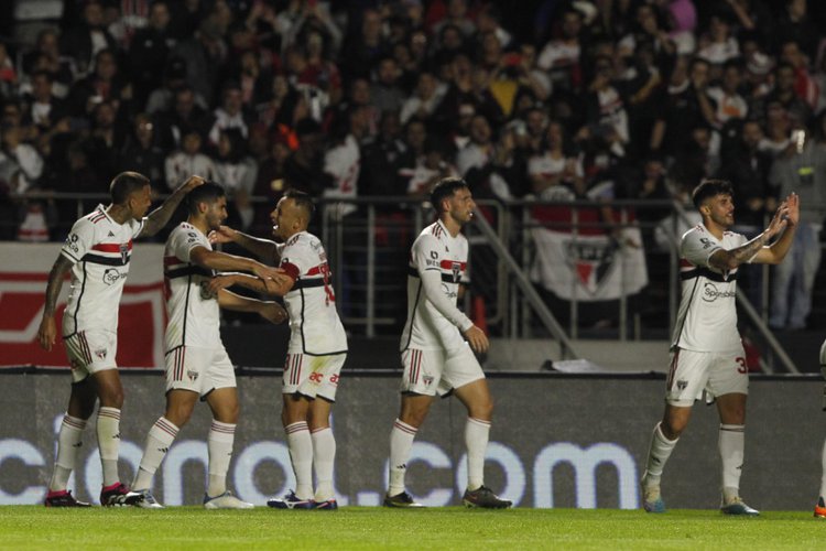 Jogadores do São Paulo comemoram classificação às quartas da Copa Betano do Brasil.