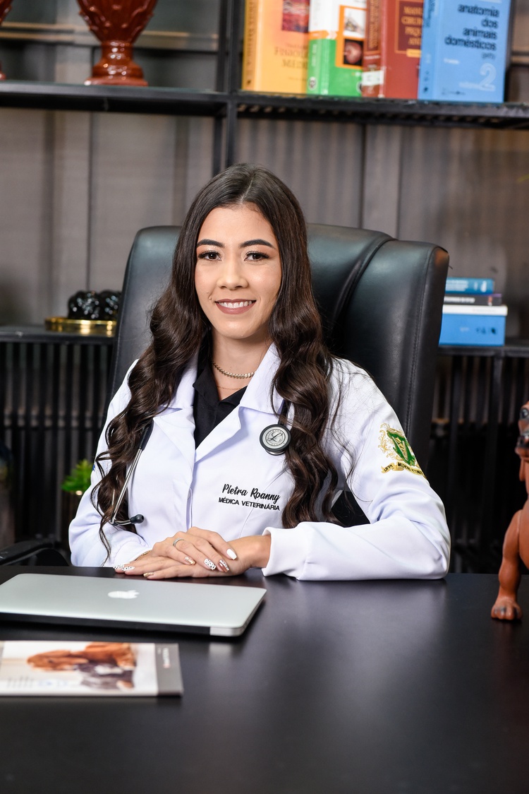Médica Veterinária Pietra Roanny, atua em Floriano (PI) na clínica médica e cirúrgica de pequenos animais.