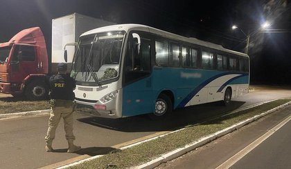 Ônibus irregular que circulava com sinais identificadores adulterados é apreendido pela PRF em Picos (PI). (Foto: Divulgação/PRF)