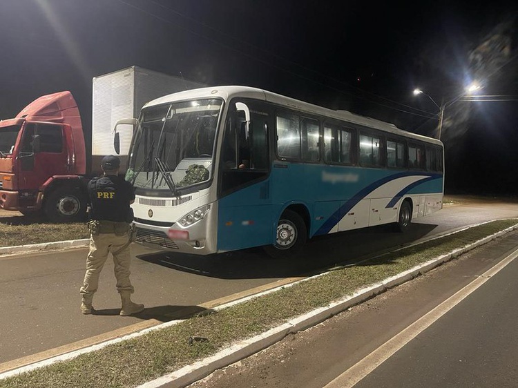 Ônibus irregular que circulava com sinais identificadores adulterados é apreendido pela PRF em Picos (PI).