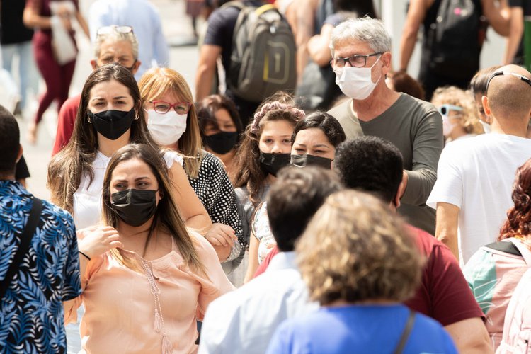 pessoas na rua de máscara
