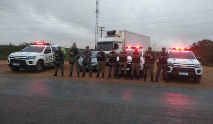 Piauí: PM recupera caminhão roubado com carne bovina avaliada em R$500 mil (Foto: Divulgação/PM-PI)